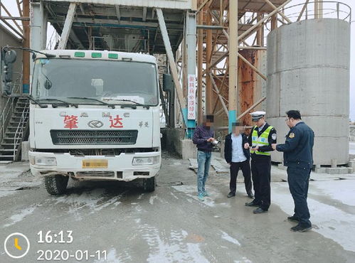 德慶交警迎戰春運嚴查違規運輸，一日查處準“百噸王”車輛力保道路安全